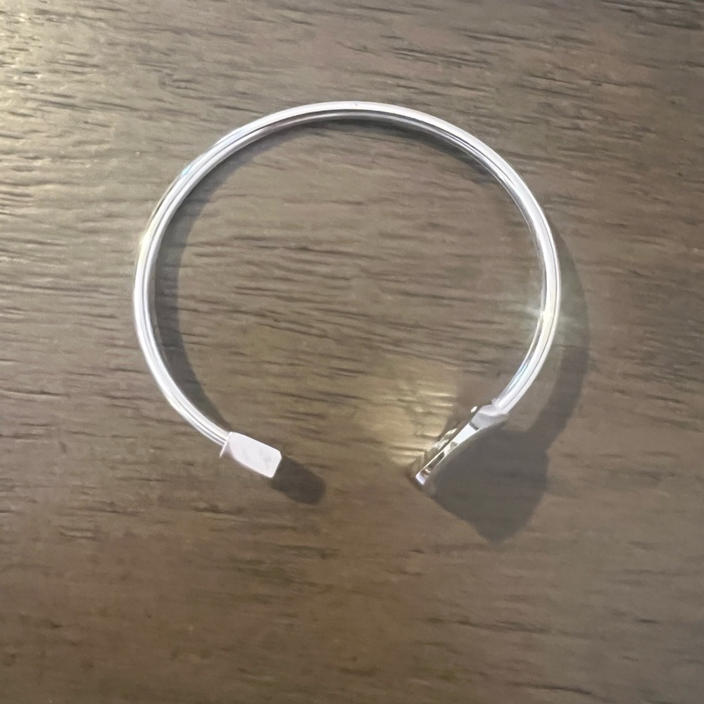 New Without tag . Kate spade bangle one end has a heart and the other an arrow - Picture 2 of 4